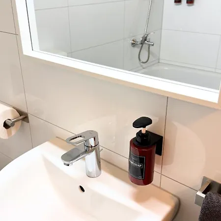 Moderne Mit Arbeitsplatz, Netflix, Nespresso & Privatem Stellplatz