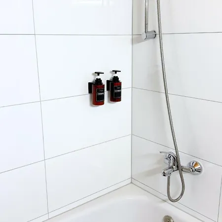 아파트 Moderne Mit Arbeitsplatz, Netflix, Nespresso & Privatem Stellplatz 뒤스부르크